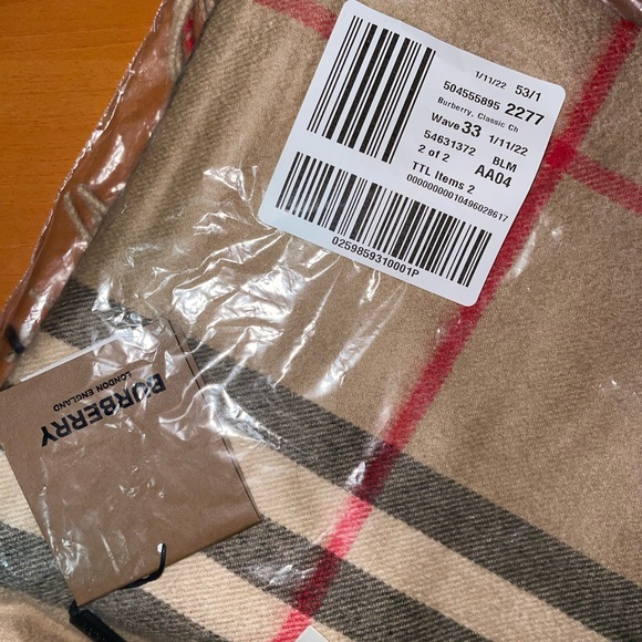 Authentic Burberry Cashmere Scarf - Picture 5 of 8